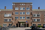 ingang Coöperatiehof vanaf Willem Passtoorsstraat
<br/>
Annemarieke Verheij, 2015-05-24